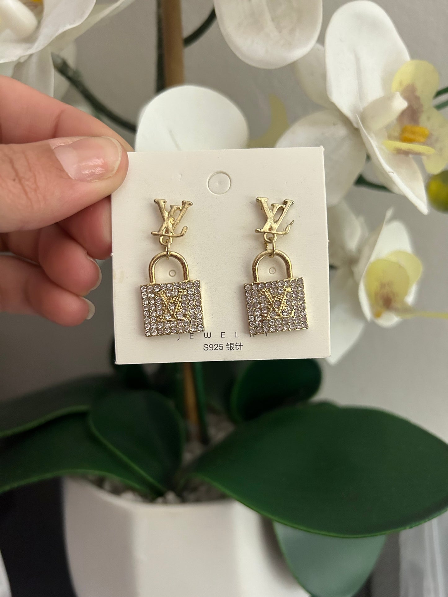 Lv Earring